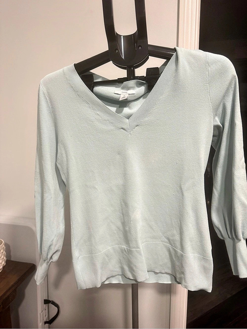 Lewit Women's V-Neck Sweater Size Medium